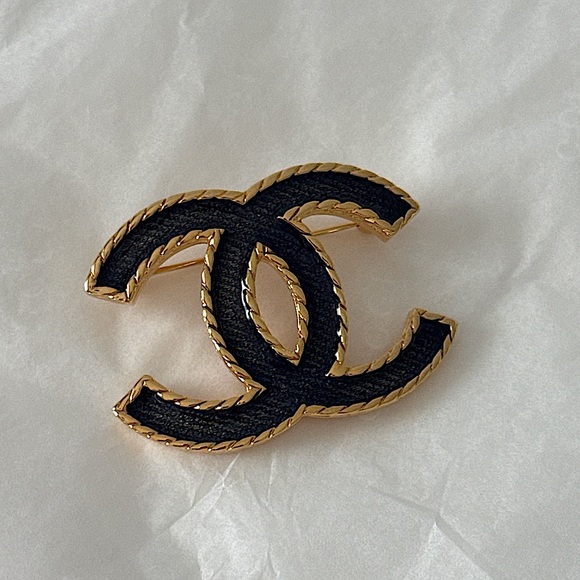 CHANEL BROOCH - Picture 1 of 2
